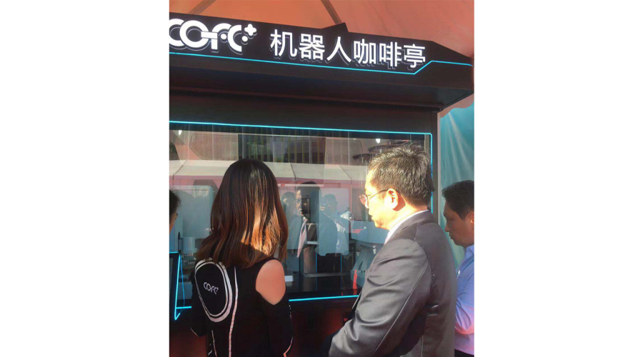 上海市人大副主任肖贵玉视察COFE+机器人咖啡亭进博会展台