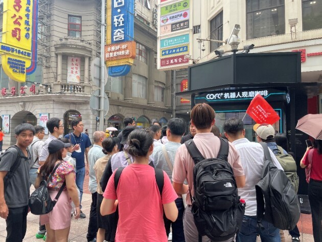 东南亚青年企业家代表团访问咖啡机器人COFE+