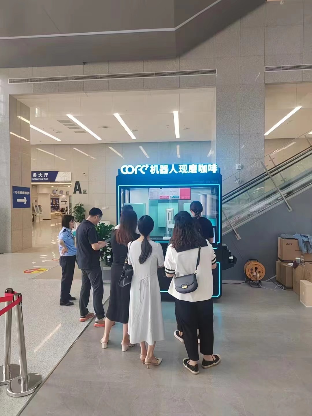 第5代·全智能·现磨咖啡机器人COFE+入驻四川政府服务区