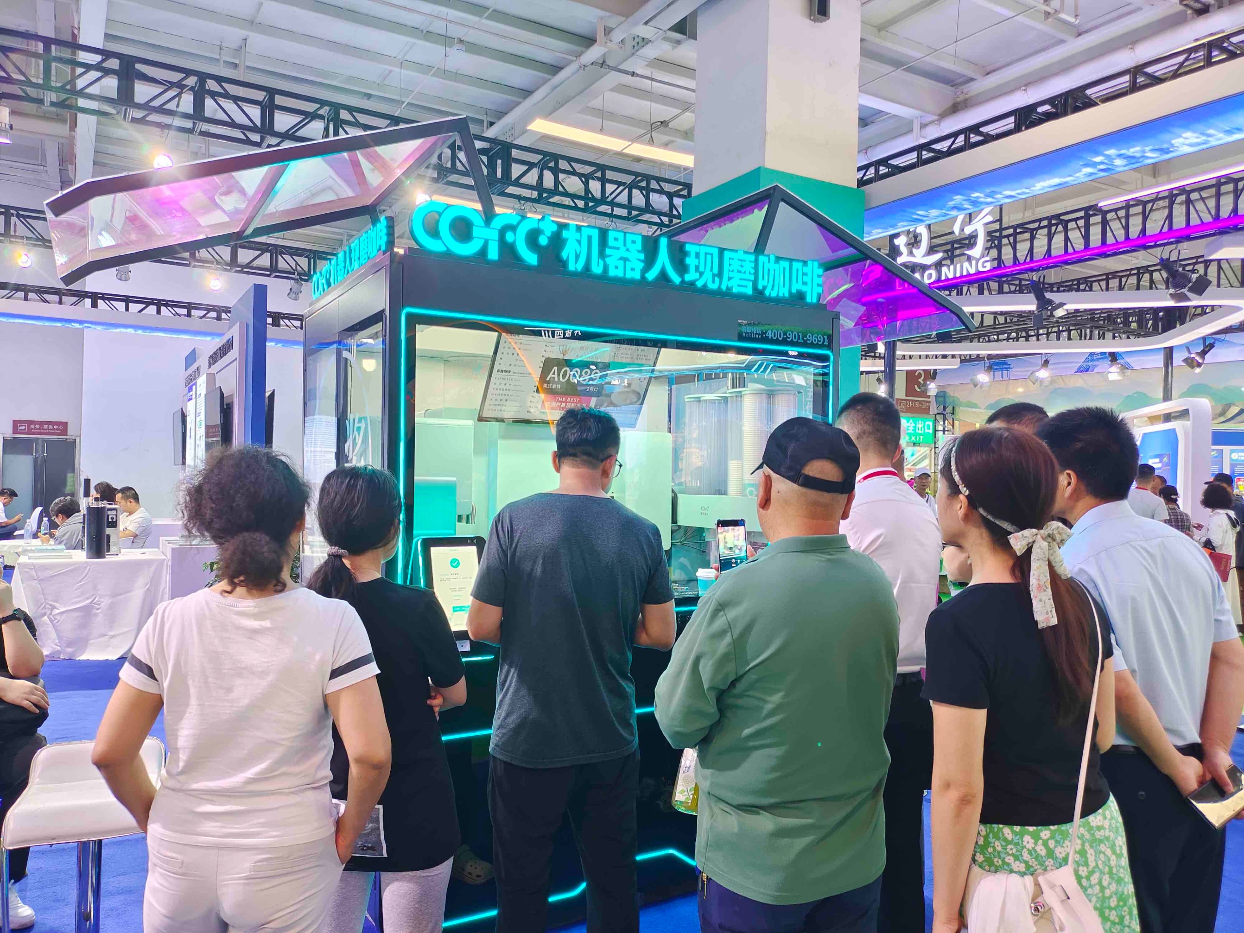 世界第一家轻店COFE+咖啡机器人火爆兰洽会