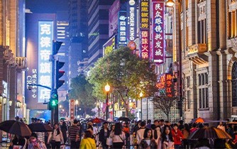 外国人实名羡慕中国黄金周，COFE+机器人咖啡亭引发消费热潮