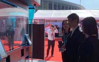 上海市副市长许昆林视察进博会COFE+机器人咖啡亭展位