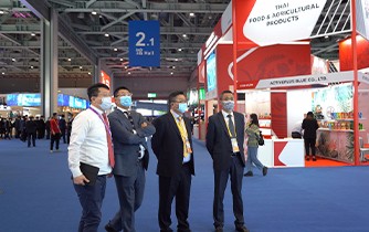 东方国际集团董事长童继生、总裁朱勇，龙头股份领导等进博会上亲切视察指导COFE+机器人咖啡